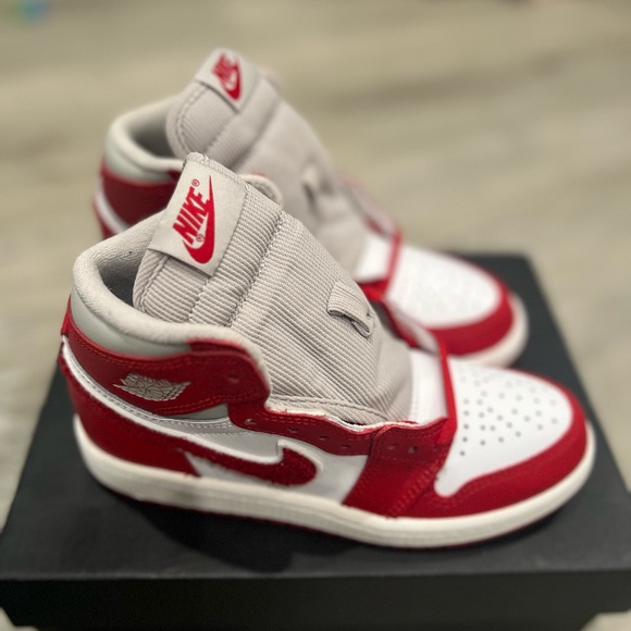 AirJordan 1 Retro High OG - Fuzzy Chenille Size 13.5 - Picture 3 of 6